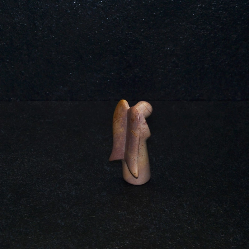 Angelot scultura interamente lavorata a mano artisti kenioty. in pietra steatite o saponaria.