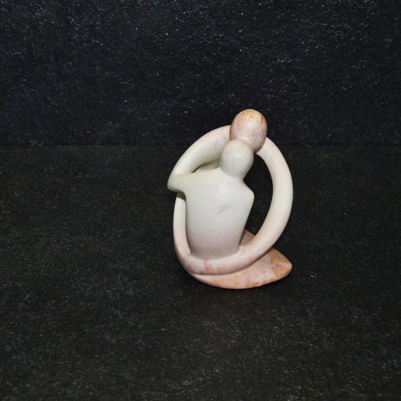 Aringo lovers scultura lavorata interamente a mano da artisti kenioty. in pietra steatite o saponaria.