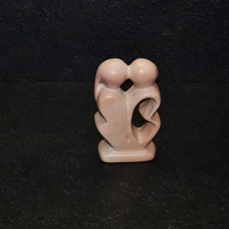 Armony  scultura lavorata interamente a mano da artisti kenioty. in pietra steatite o saponaria.