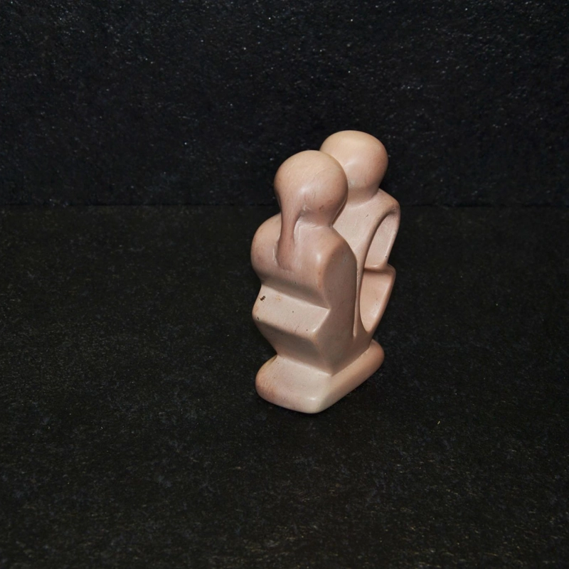 Armony  scultura lavorata interamente a mano da artisti kenioty. in pietra steatite o saponaria.