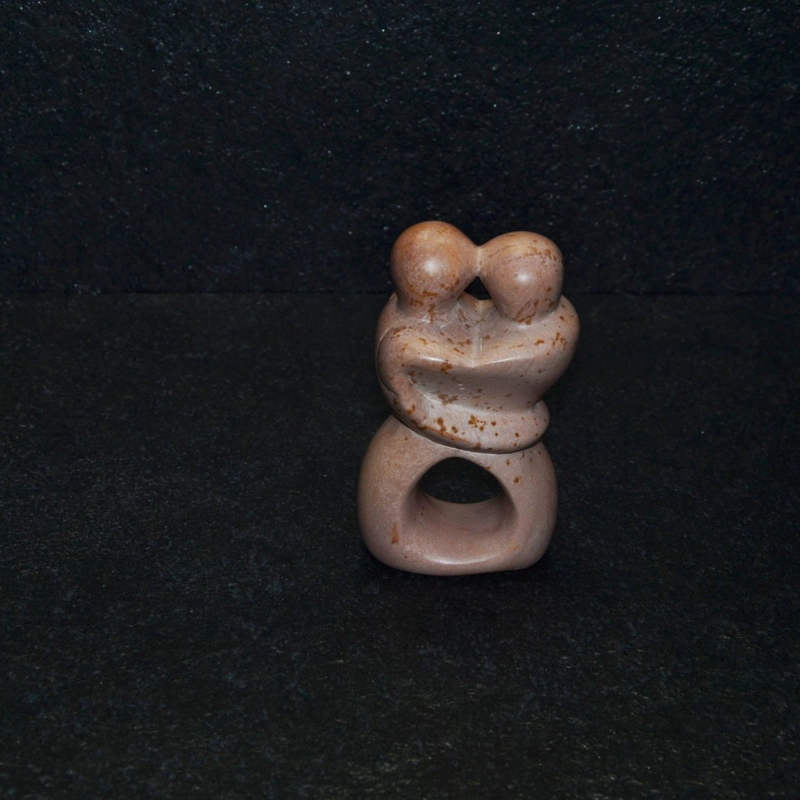 Bacio aperto, scultura interamente lavorata a mano da artisti kenioty. in pietra steatite o saponaria