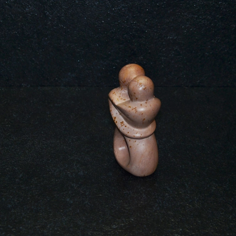 Bacio aperto, scultura interamente lavorata a mano da artisti kenioty. in pietra steatite o saponaria