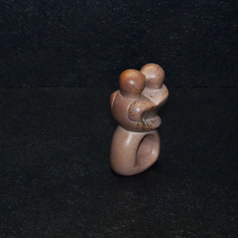 Bacio aperto, scultura interamente lavorata a mano da artisti kenioty. in pietra steatite o saponaria