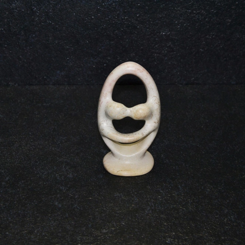 Bacio degli innamorati, scultura interamente lavorata a mano da artisti kenioty. in pietra steatite o saponaria