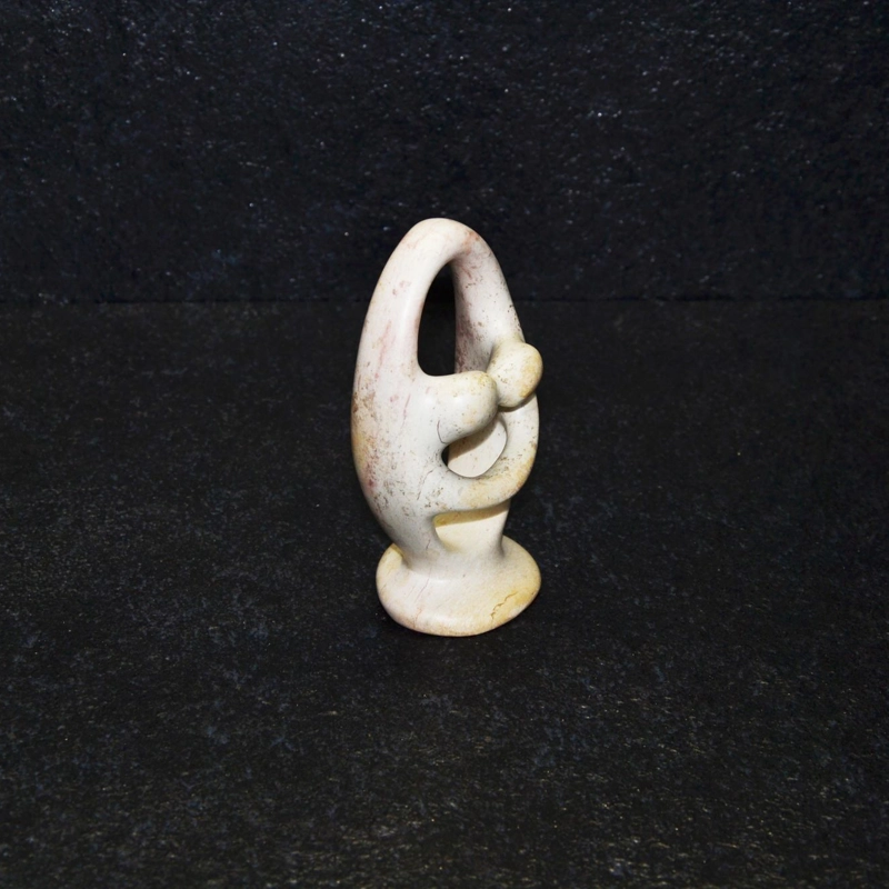 Bacio degli innamorati, scultura interamente lavorata a mano da artisti kenioty. in pietra steatite o saponaria