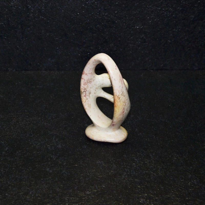 Bacio degli innamorati, scultura interamente lavorata a mano da artisti kenioty. in pietra steatite o saponaria