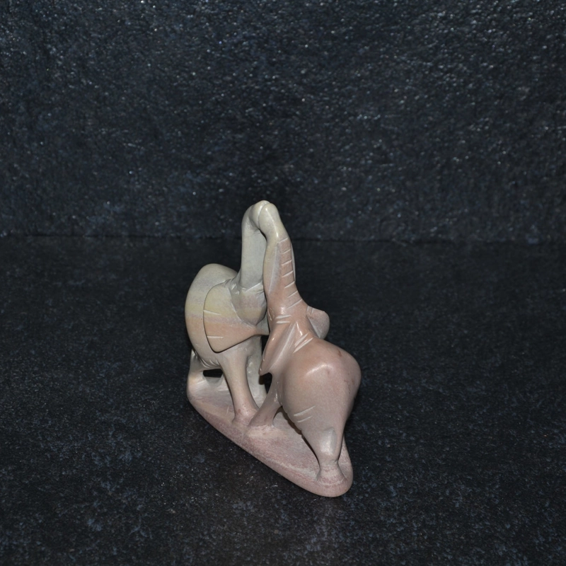 Bacio elefanti, scultura interamente lavorata a mano da artisti kenioty. in pietra steatite o saponaria