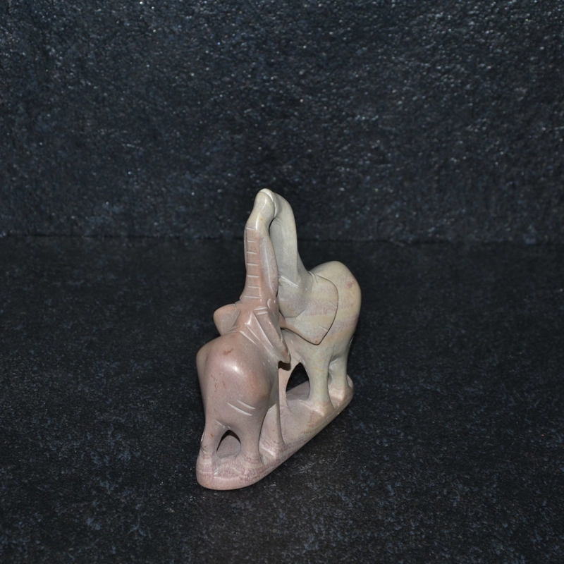 Bacio elefanti, scultura interamente lavorata a mano da artisti kenioty. in pietra steatite o saponaria