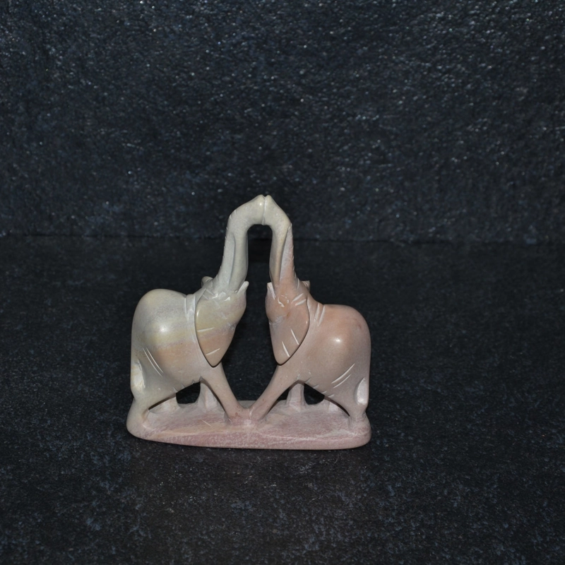 Bacio elefanti, scultura interamente lavorata a mano da artisti kenioty. in pietra steatite o saponaria