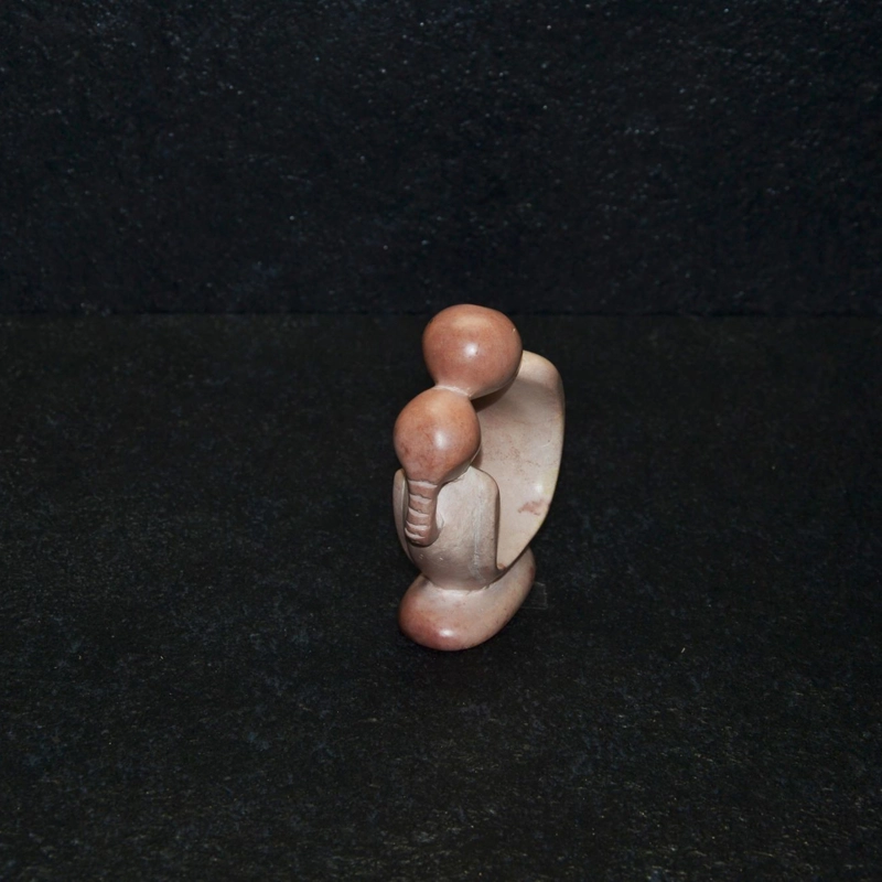 Bacio romantico, scultura interamente lavorata a mano da artisti kenioty. in pietra steatite o saponaria