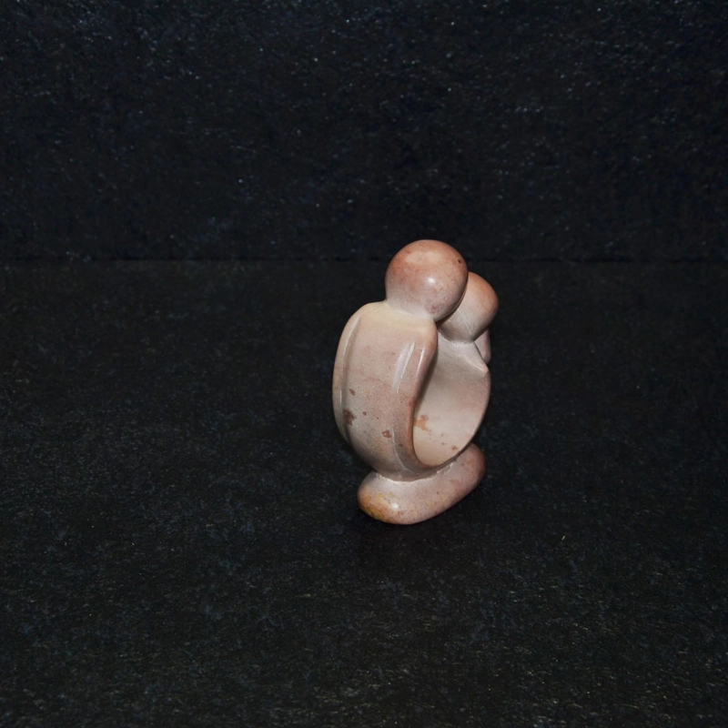 Bacio romantico, scultura interamente lavorata a mano da artisti kenioty. in pietra steatite o saponaria