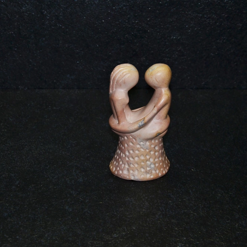 Innamorati abbracciati