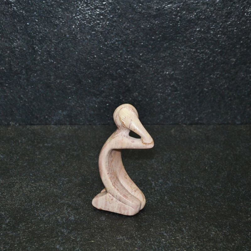 Pensatore in ginocchio