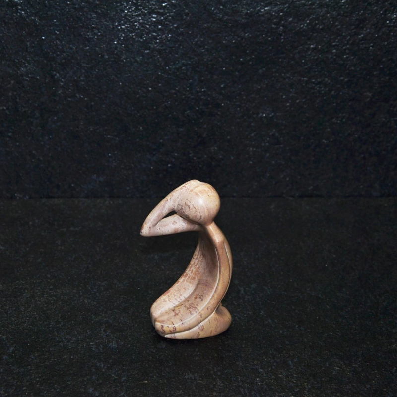 Pensatore in ginocchio