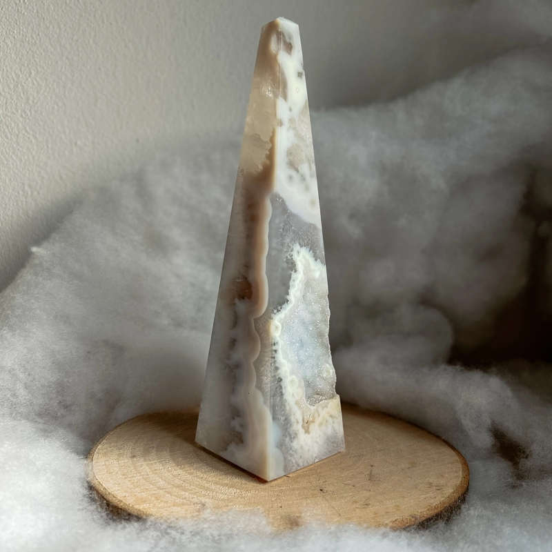 obelisco in Agata e Calcedonio, con cristallizzazioni