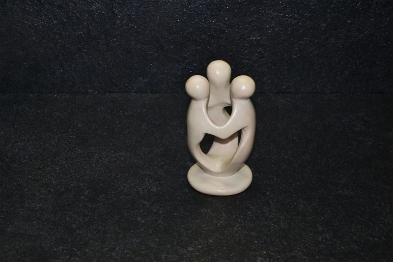 Amicizia scultura lavorata interamente a mano da artisti kenioty. in pietra steatite o saponaria.