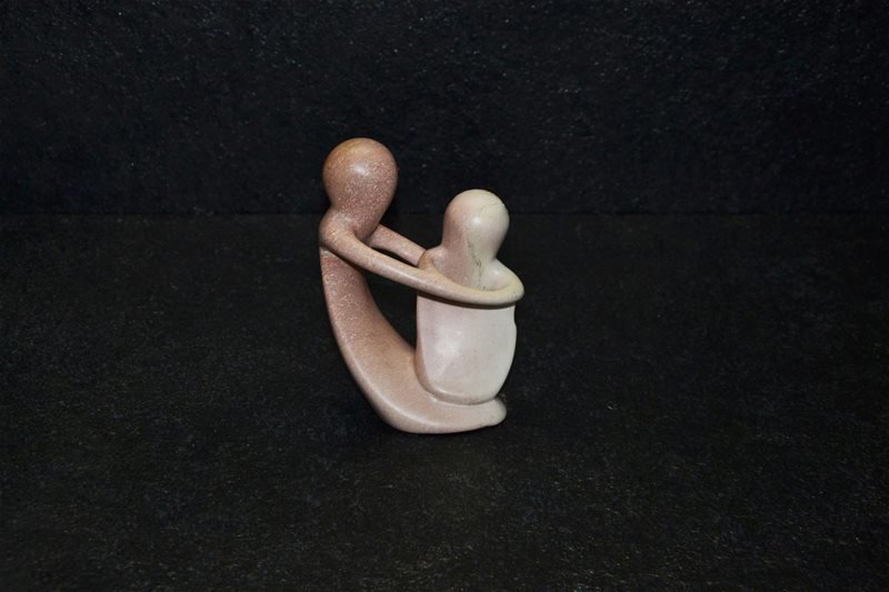 Amor sinuoso scultura lavorata interamente a mano da artisti kenioty. in pietra steatite o saponaria.