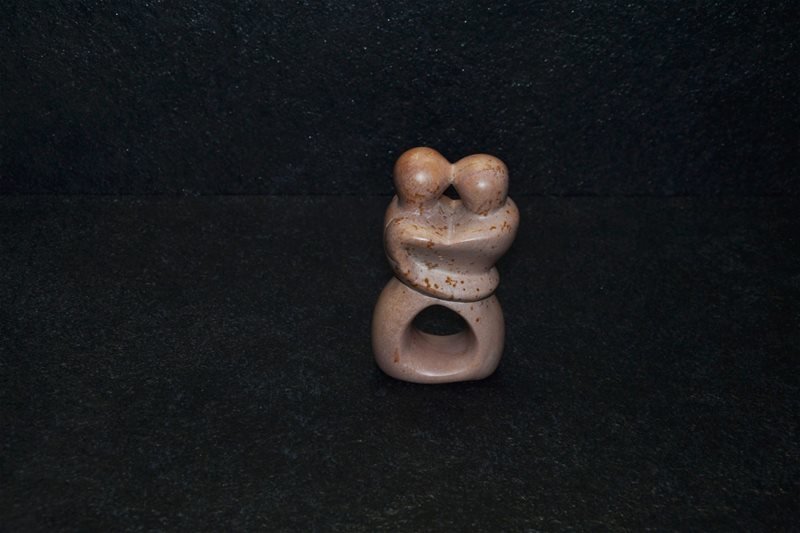 Bacio aperto, scultura interamente lavorata a mano da artisti kenioty. in pietra steatite o saponaria