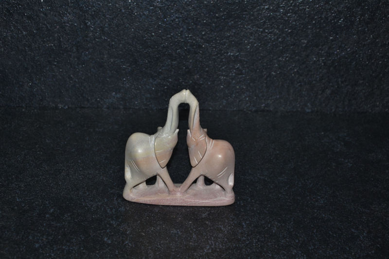 Bacio elefanti, scultura interamente lavorata a mano da artisti kenioty. in pietra steatite o saponaria