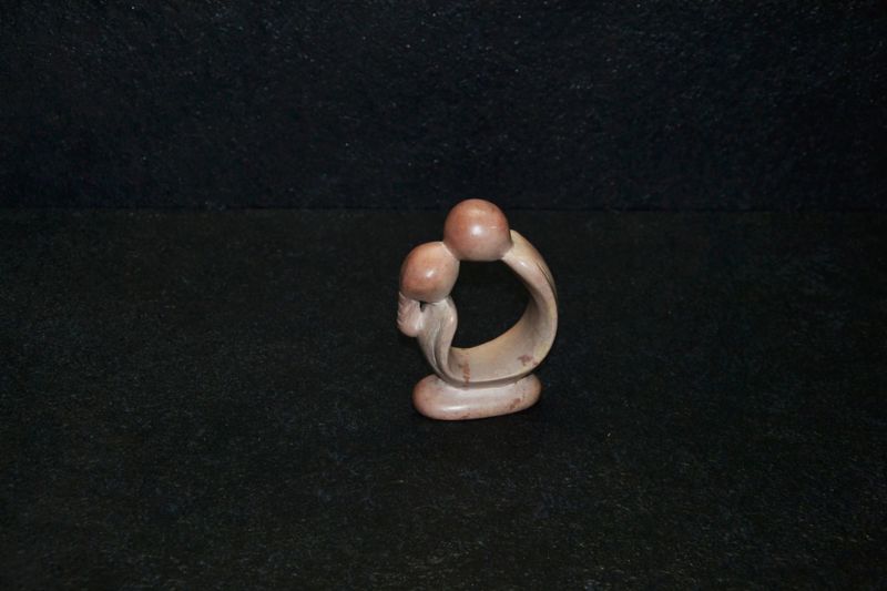 Bacio romantico, scultura interamente lavorata a mano da artisti kenioty. in pietra steatite o saponaria