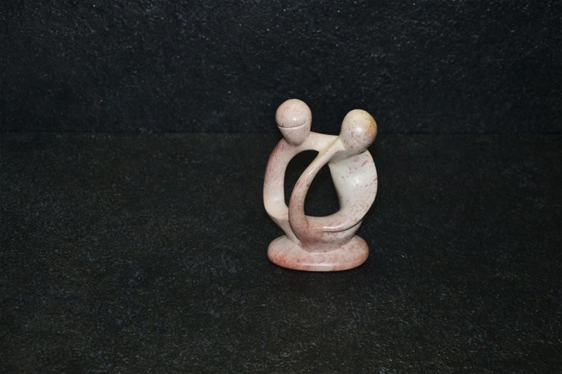 Bobu lovers, scultura interamente lavorata a mano da artisti kenioty. in pietra steatite o saponaria