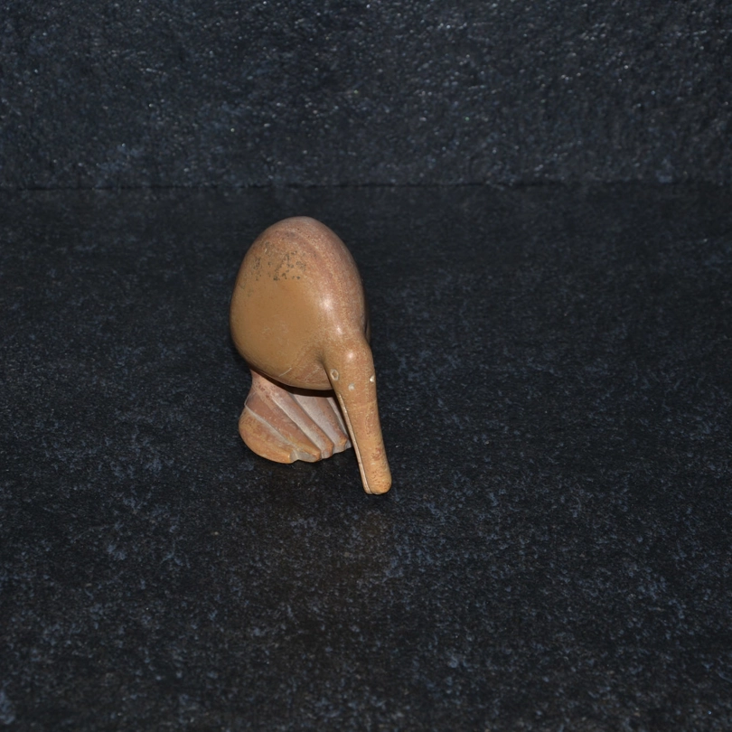 Animale kiwi in pietra steatite o saponaria.