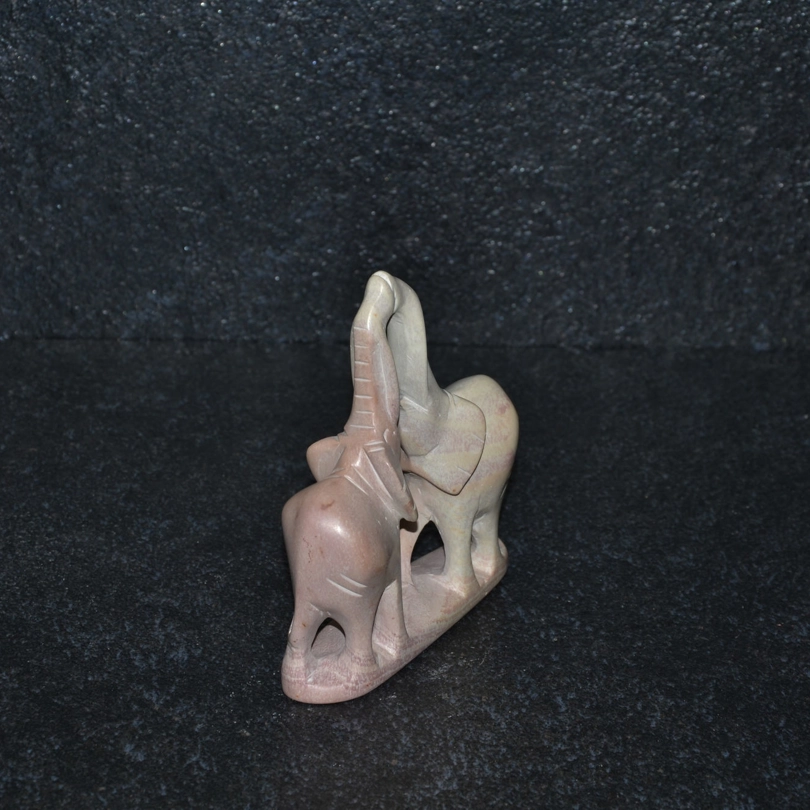 Bacio elefanti, scultura interamente lavorata a mano da artisti kenioty. in pietra steatite o saponaria